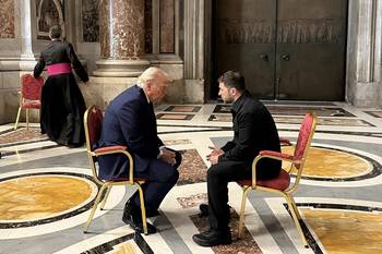 Donald Trump y Volodímir Zelenski, el 26 de abril, al margen del funeral del papa Francisco en la Basílica de San Pedro, en el Vaticano. · Foto: AFP