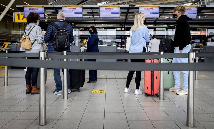 Turistas en el aeropuerto de Amsterdam, esperan para embarcar hacia Gran Canaria para unas vacaciones de prueba en el marco de la pandemia.
 · Foto: Koen Van Weel, ANP, AFP