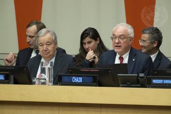 António Guterres y Mario Lubetkin durante la sesión en la que Uruguay asumió la presidencia del G77. Foto: Evan Schneider, UN Photo
