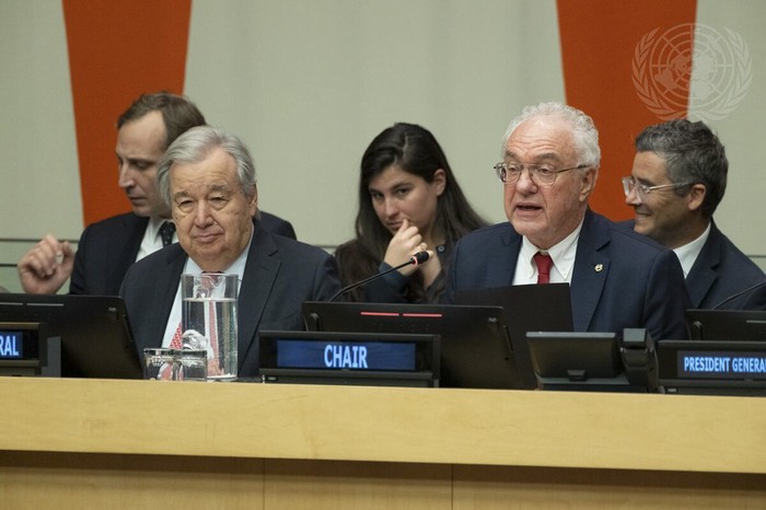 Antonio Guterres, y Mario Lubetkin durante la sesión en la que Uruguay asumió la presidencia del G77. Foto: Evan Schneider, UN Photo