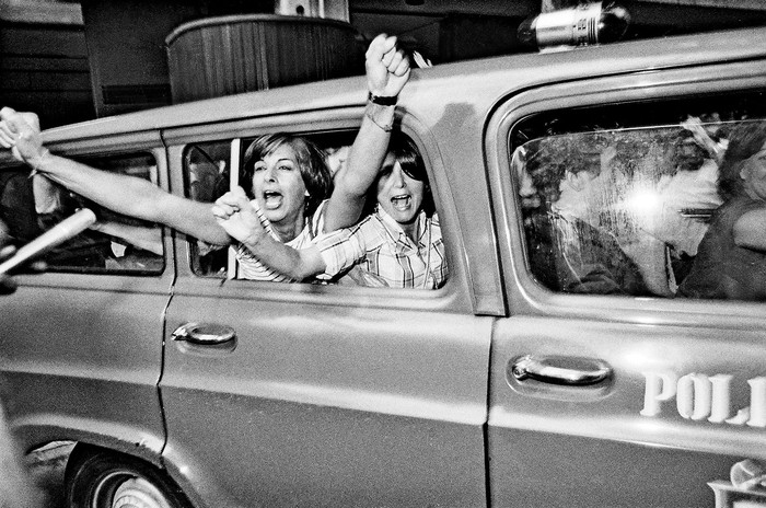 Xenia Itté y Susana Carli en el momento de la liberación de las últimas presas políticas, el 14 de marzo de 1985, en la Cárcel Central en el Centro de Montevideo. Ese día, conocido como el «Día de la Liberación», fueron puestos en libertad los últimos presos políticos de la dictadura civil-militar. Los hombres fueron liberados del Establecimiento Militar de Reclusión Nº 1 Penal de Libertad, en la ruta 1, cerca de la ciudad de Libertad, en el departamento de San José. Las mujeres salieron de la Cárcel Central, en la calle San José esquina Yi, en el Centro de Montevideo. Allí hubo una gran movilización que rodeó la cárcel por varias horas y el grito era uno solo: «Liberar, liberar a los presos por luchar». Ese mismo día, en la noche, el Movimiento de Liberación Nacional-Tupamaros brindó una conferencia de prensa que contó con la presencia de dirigentes históricos, en el Colegio de los Padres Conventuales, en la calle Canelones de Montevideo.