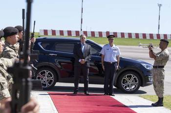Yamandú Orsi, el 8 de febrero, a la llegada al Aeropuerto Internacional de Carrasco. · Foto: Camilo dos Santos, Presidencia de la República