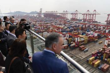 Yamandú Orsi, el 5 de febrero, en el puerto de Shanghái. · Foto: Camilo dos Santos, Presidencia de la República