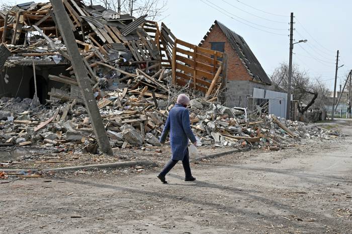 Casas derrumbadas en las afueras de Chuguiv, región de Kharkiv, el 8 de abril, Ucrania. · Foto: Sergei Bobok, AFP