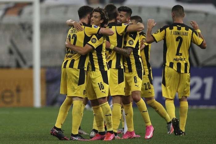 Los jugadores de Peñarol festejan un gol a Corinthians en el Neo Química Arena de Sao Paulo.

Foto: Alexandre Schneider, pool, AFP