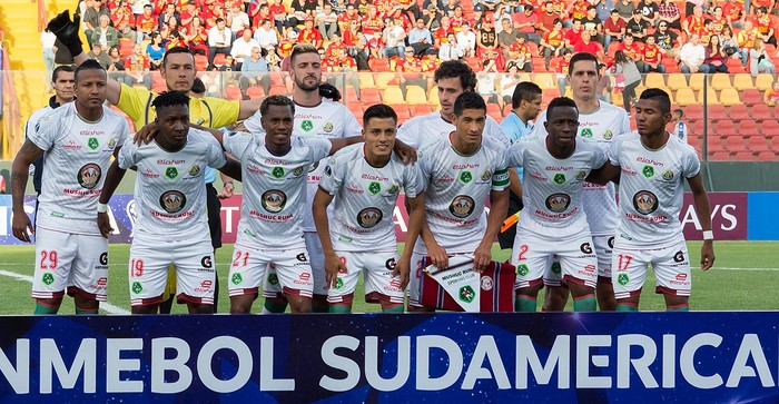 Mushuc Runa, en su primera participación en un torneo internacional, en el estadio Santa Laura, Santiago de Chile. Foto: Carlos Figueroa Rojas, CC.