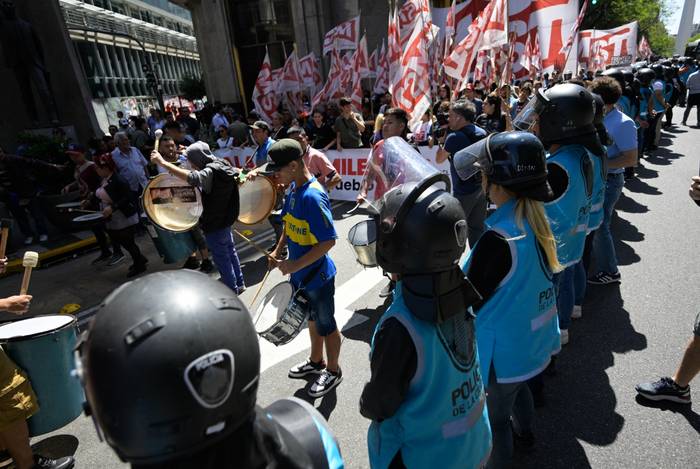 Movilizaciones contra el gobierno de Javier Milei, el 20 de diciembre, en Buenos Aires. · Foto: Juan Mabromata, AFP