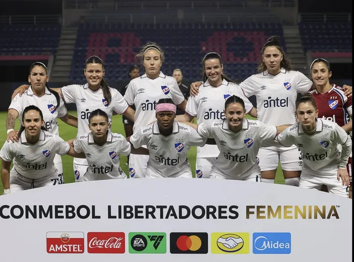 Nacional, el 16 de octubre, previo al partido ante Universidad de Chile, en el estadio Banco Guayaquil, en Quito. · Foto: @cndeffemenino