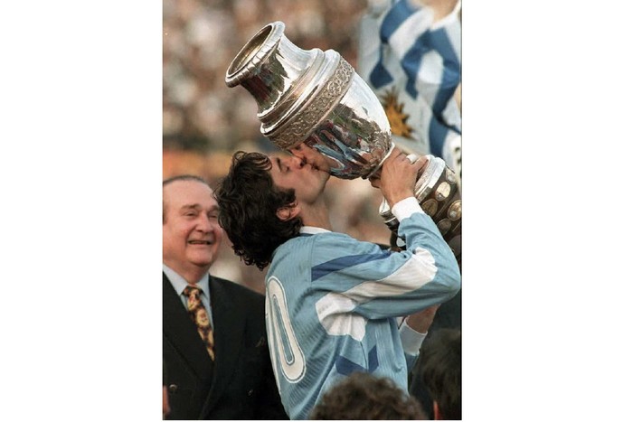 Enzo Francescoli (D), de Uruguay, y Nicolás López (I), el 23 de julio de 1995, en el estadio Centenario. · Foto: Alejandro Pagni, AFP