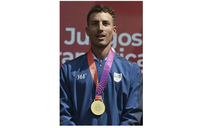 Felipe Klüver, medalla de oro en el podio del cuatro pares de remos cortos, en los XIII Juegos Suramericanos Santa Fe 2026, el 18 de setiembre. · Foto: Sandro Pereyra, Agencia Gamba
