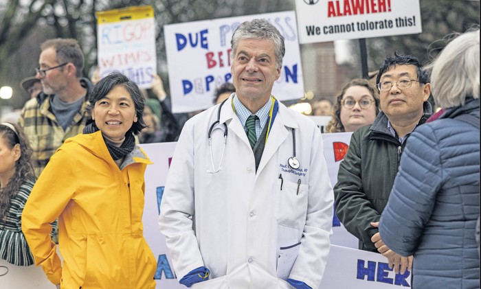 Manifestantes protestan frente a la Casa del Estado de Rhode Island, el 17 de marzo, en Providence, por la deportación a Líbano de Rasha Alawieh, profesora de la Universidad de Brown a la que Estados Unidos acusa de apoyar a Hezbolá. · Foto: Scott Eisen, Getty Images, AFP