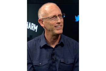 Scott Adams (archivo, 2017). · Foto: Art of Charm, Creative Commons, bajo licencia 3.0