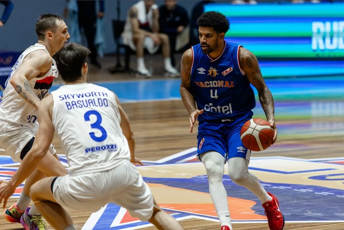 Nacional y San Lorenzo, el 16 de octubre, en el Gimnasio Monumental María Gallardo de la ciudad de Osorno, Chile. Foto: FIBA