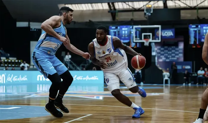 Luismal Ferreiras, de Nacional, el 9 de octubre, en el Coliseo, en Loja, Brasil. · Foto: @cndefbasketball