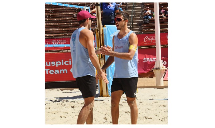 Hans Hannibal y Nicolás Llambías, durante un partido en en Rancagua, Chile. Foto: @voleysur