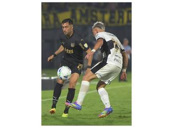 Jaime Báez, de Peñarol, e Iván Leguizamón, de Olimpia, el 23 de abril, en el estadio Defensores del Chaco en Asunción. · Foto: José Bogado, AFP