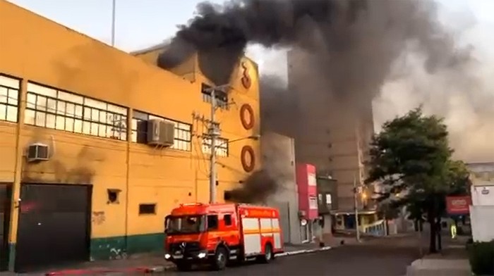 Incendio en un supermercado en Santana do Livramento. · Foto: Dirección Nacional de Bomberos