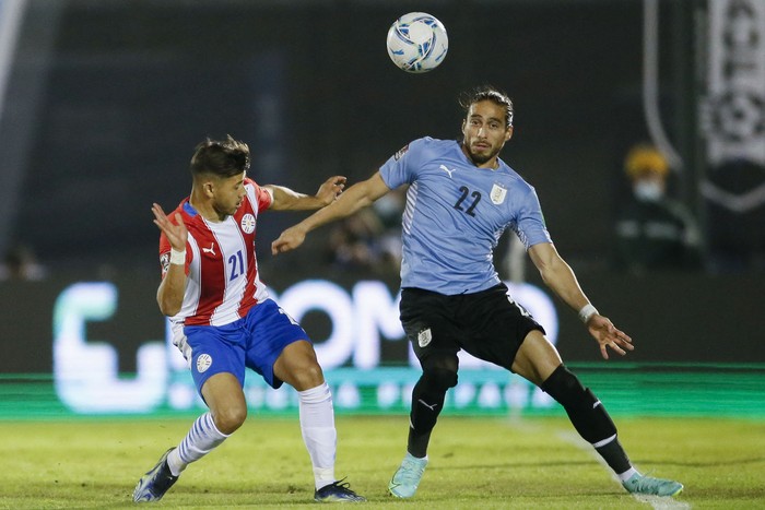 Oscar Romero, de Paraguay, y Martín Cáceres, de Uruguay, durante el partido de clasificatorio para la Copa Mundial de Qatar 2022, el 3 de junio de 2021, en el Estadio Centenario. Foto: Mariana Greif / PISCINA / AFP · Foto: Mariana Greif, pool, AFP