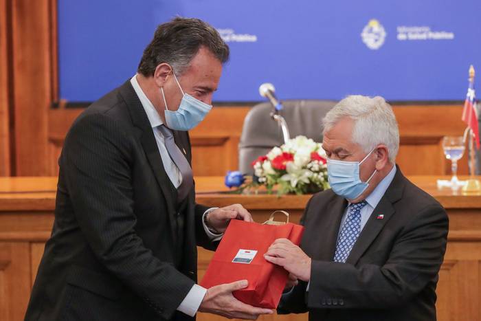 Daniel Salinas junto al Ministro de Salud de Chile, Enrique Paris, el 27 de setiembre, en el Ministerio de Salud Pública. · Foto: Raúl Martínez, EFE