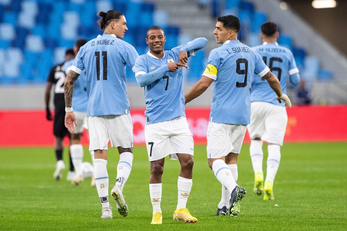 Uruguay juega su mejor partido y gana 2 a 0