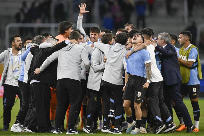 Jugadores de Uruguay, luego de la victoria por cuartos de final ante Estados Unidos, el 4 de junio, en el estadio Madre de Ciudades, en Santiago del Estero. · Foto: Luis Robaya, AFP
