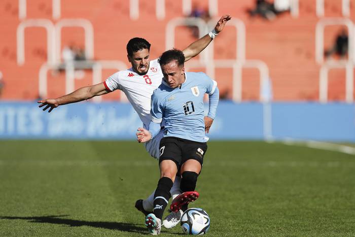 Yassine Dridi (i), de Túnez, y Franco González, de Uruguay, el 28 de mayo, durante el partido por el grupo E de la Copa Mundial sub-20, en el estadio Malvinas Argentinas de Mendoza. · Foto: Marcelo Ruiz, EFE