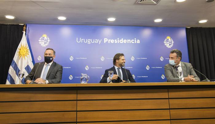 Álvaro Delgado, Luis Lacalle Pou y Daniel Salinas, en la conferencia de prensa, ayer, en la Torre Ejecutiva. · Foto: Natalia Rovira