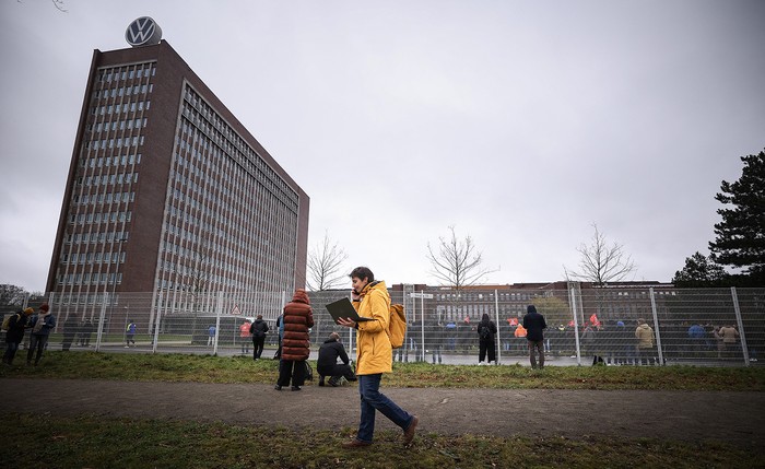 Sede de la fábrica de Volkswagen, el 9 de diciembre, en Wolfsburg, Alemania. · Foto: Ronny Hartmann, AFP