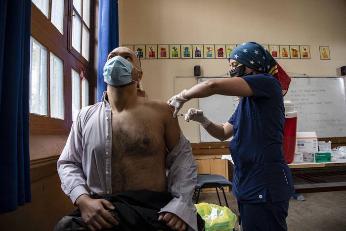 Vacunación con CoronaVac de fabricación china, a un maestro, el 15 de febrero, en un centro de vacunación en Santiago de Chile. · Foto: Martin Bernetti / AFP