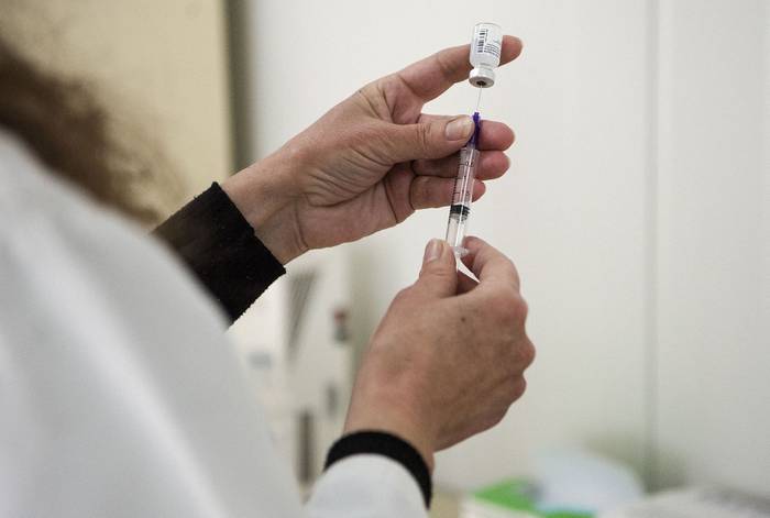 Un trabajador médico llena una jeringa con una dosis de la vacuna Pfizer-BioNTech, República de Macedonia, el 17 de febrero. · Foto: Robert Atanasovski, Afp
