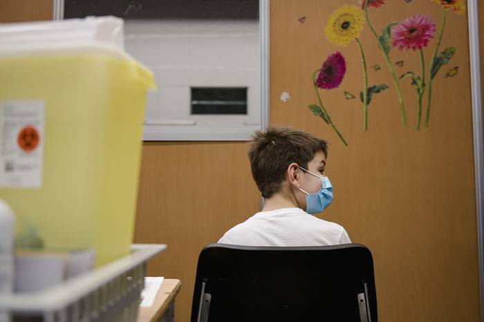 Un niño luego de recibir una dosis de la vacuna Pfizer, el 24 de noviembre, en Montreal, Canadá. Foto: Andrej Ivanov, AFP