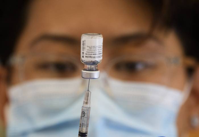 Trabajador de la salud prepara una dosis de la vacuna Pfizer contra el Covid-19, en una clínica móvil, en Los Ángeles, Estados Unidos (archivo, mayo de 2021).  · Foto: Patrick T. Fallon, AFP