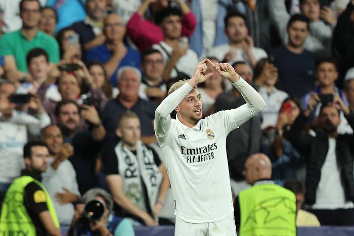 Federico Valverde, de Real Madrid, celebra después de marcar un gol por la Liga de Campeones de la UEFA, el 14 de setiembre, en el estadio Santiago Bernabeu. · Foto: Thomas Coex, AFP