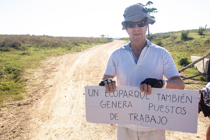 Vecinos en defensa del humedal del arroyo Maldonado por construcción de pista de picadas. Foto: Gabriel Rousserie