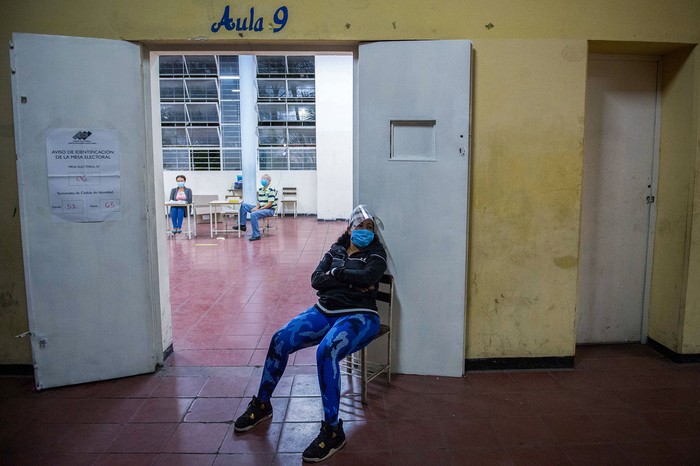 Circuito de votación en una escuela, el 6 de diciembre, durante las elecciones legislativas de Venezuela, Caracas. · Foto: Cristian Hernández, AFP