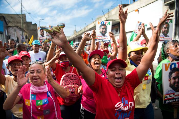 Simpatizantes de Nicolás Ernesto Maduro Guerra, durante un acto de campaña, el 29 de noviembre, en La Guaira, Estado Vargas, Venezuela. 
 · Foto: Cristian Hernández, AFP