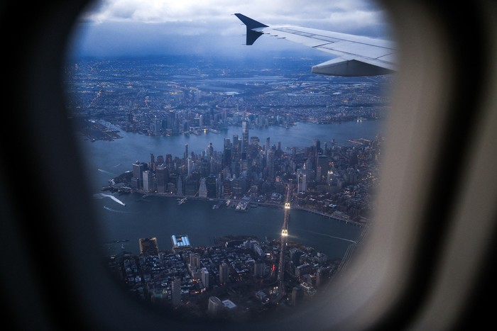 Centro de Manhattan (c) y los distritos de Brooklyn (abajo), de la ciudad de Nueva York, y Jersey City (arriba), el 11 de enero. · Foto: Charly Triballeau, AFP