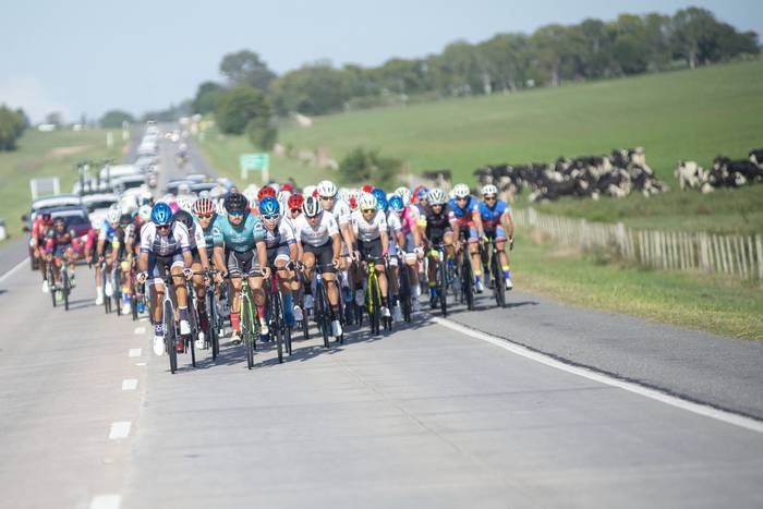 Pelotón por la Ruta 24 rumbo a Paysandú, el 4 de abril, durante la quinta etapa de la 78° Vuelta Ciclista del Uruguay. · Foto: Alessandro Maradei