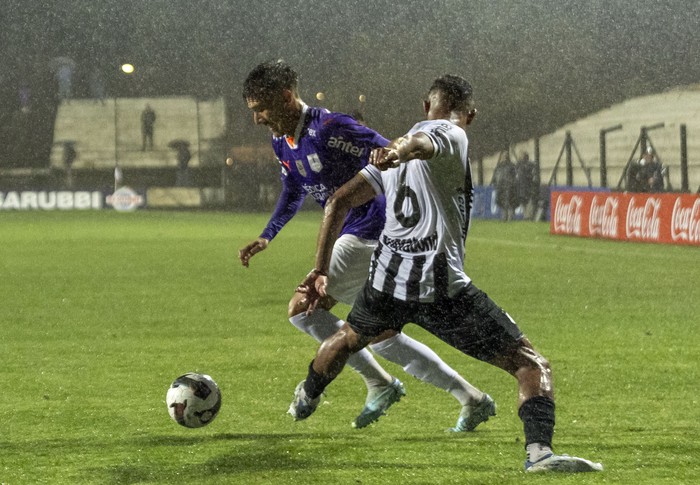 José Álvarez, de Defensor Sporting, y Lucas Morales, de Wanderers, el 4 de noviembre, en el Viera. · Foto: Rodrigo Viera Amaral