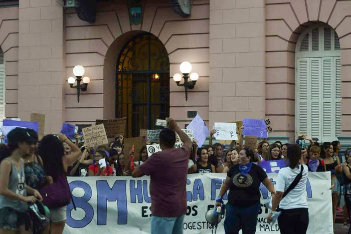 Manifestación de mujeres frente a la Seccional Primera de Policía de Maldonado, el 8 de marzo de 2020. · Foto: Nathalie González