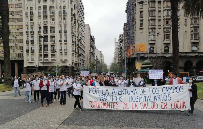 Estudiantes de Enfermería de instituciones privadas, durante la movilización, el 12 de octubre, en la plaza Independencia, frente a Torre Ejecutiva. Foto: s/d de autor