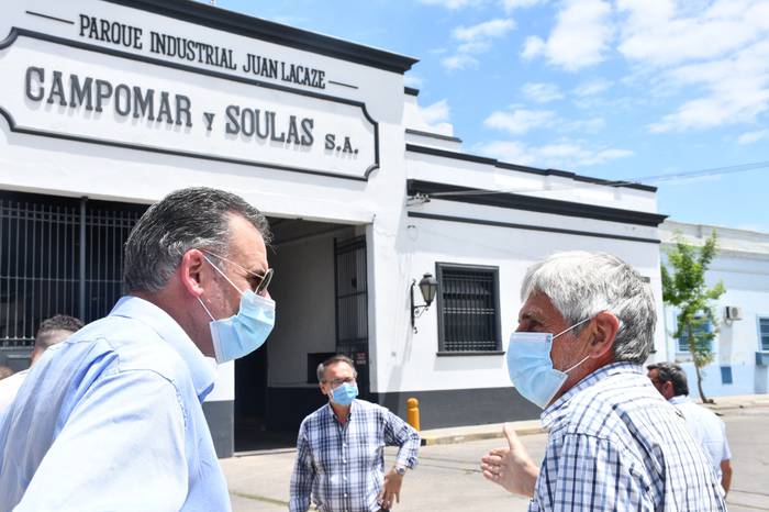 Yamandú Orsi con el alcalde de Juan Lacaze, Arturo Bentancor, afuera del predio de la exCampomar y Soulas · Foto: Ignacio Dotti