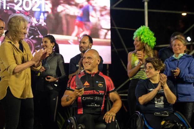 Eduardo Dutra, atleta en silla de ruedas, al recibir el premio al primer puesto en la 26ª edición de la carrera San Felipe y Santiago, organizada por la Intendencia de Montevideo. · Foto: Santiago Mazzarovich, IM