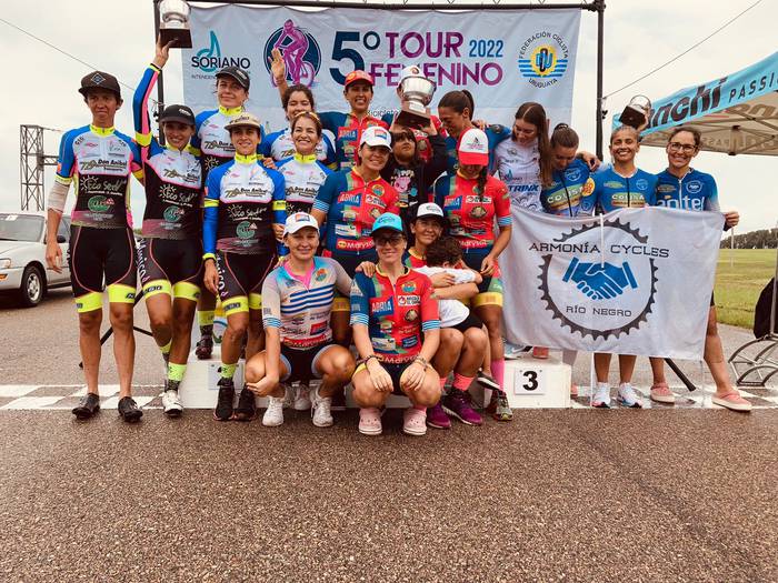 El Club Ciclista Ciudad del Plata, ganador de la general por equipos, junto al Damico Women Cycling de Argentina y Club Ciclista La Armonía de Fray Bentos, segundas y terceras respectivamente. · Foto: Tour femenino Internacional de Uruguay