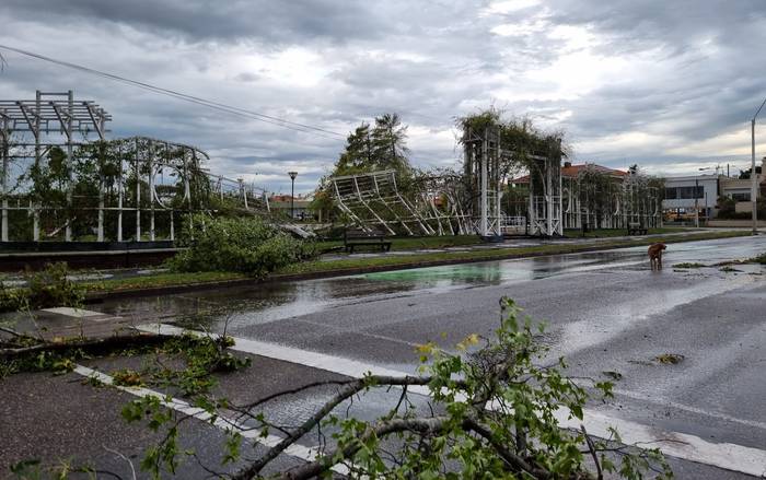 Rambla de la ciudad de Mercedes, luego de la turbonada de este martes. · Foto: Martín Gil