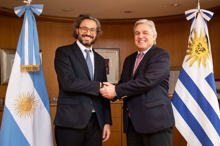 El canciller Francisco Bustillo y su par argentino Santiago Cafiero. · Foto: Presidencia de Uruguay