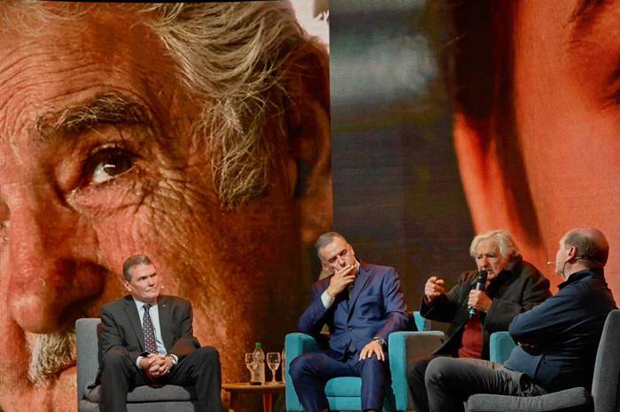 Germán Spangenberg, Yamandú Orsi, José Mujica y Gustavo Grobocopatel, en el evento Canelones TED Alimenta, en Las Brujas (16.10.2022). · Foto: Carlos Pazos, Intendencia de Canelones