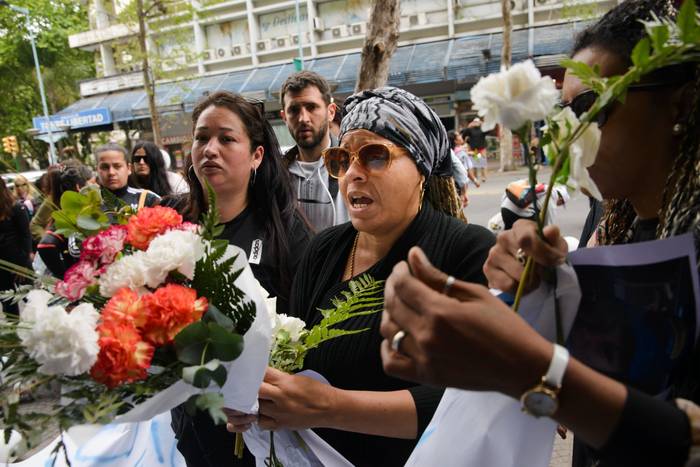 Familiares y amigos de Mónica Olivera, se manifiestan y dejan una ofrenda floral en el edificio incendiado. · Foto: Mara Quintero