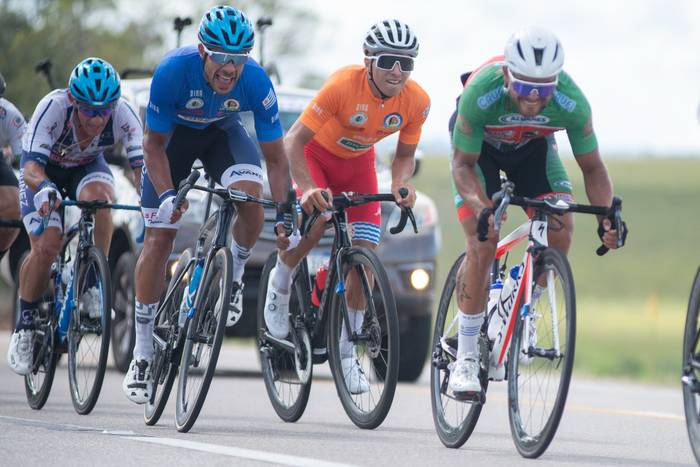 Jorge Giacinti, Matías Presa, Pablo Bonilla y Fernando Méndez, el 8 de abril, durante la novena etapa de la Vuelta Ciclista del Uruguay. · Foto: Alessandro Maradei