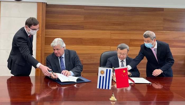 Francisco Bustillo y Wang Shouwen, representante internacional de Comercio de China, durante la firma de un memorándum de entendimiento. · Foto: Presidencia de Uruguay